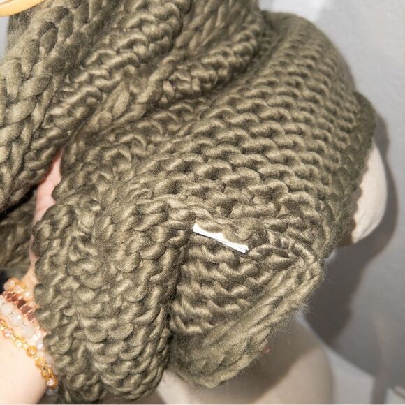 Unbranded‎ Olive Green Thick Knitted Infinity Scarf - Picture 2 of 3